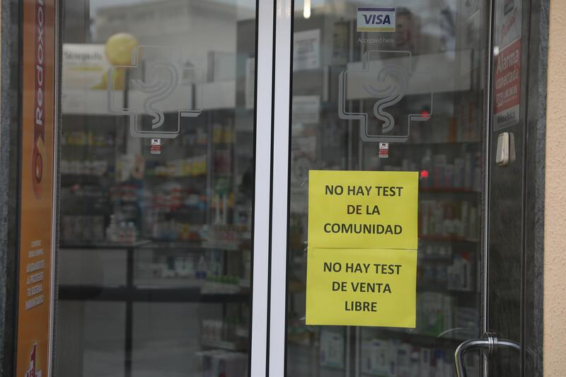 Aviso en la cristalera de una farmacia de que no disponen de test de antígenos, en Madrid. Foto: EP