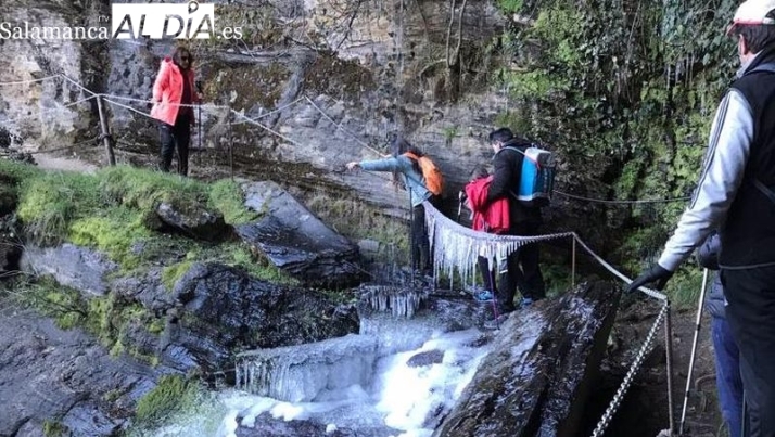 El Club Abadengo en Marcha descubre en Masueco la helada Cascada del Pinero