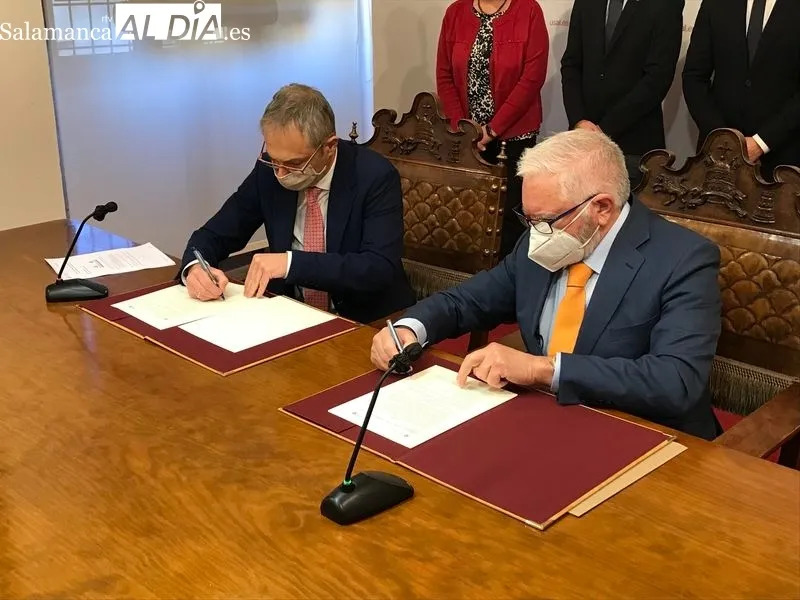Firma del convenio de la Universidad de Salamanca y la empresa Latem Aluminium. Foto de Guillermo García