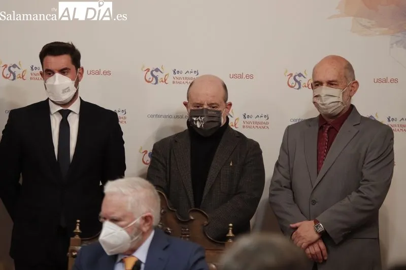 Firma del convenio de la Universidad de Salamanca y la empresa Latem Aluminium. Foto de Guillermo García