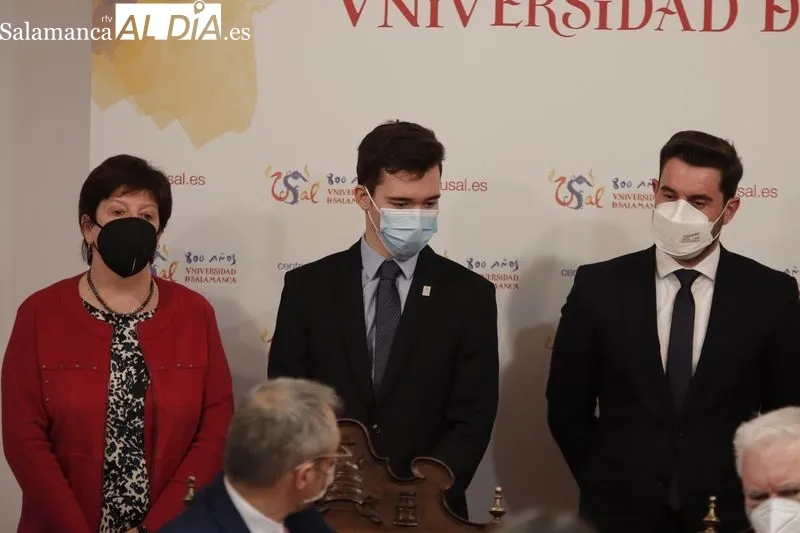 Firma del convenio de la Universidad de Salamanca y la empresa Latem Aluminium. Foto de Guillermo García