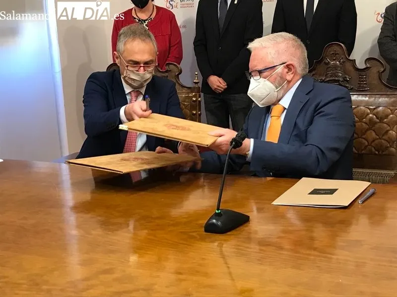 Firma del convenio de la Universidad de Salamanca y la empresa Latem Aluminium. Foto de Guillermo García