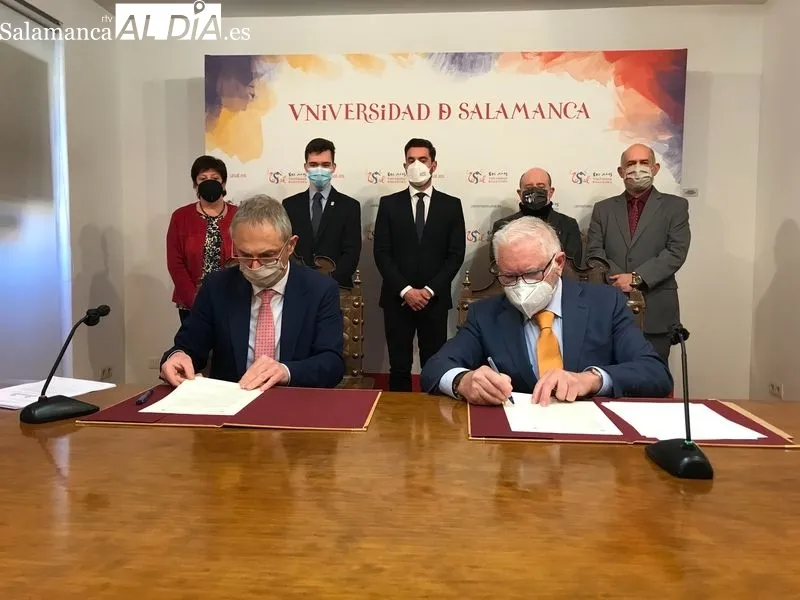 Firma del convenio de la Universidad de Salamanca y la empresa Latem Aluminium. Foto de Guillermo García
