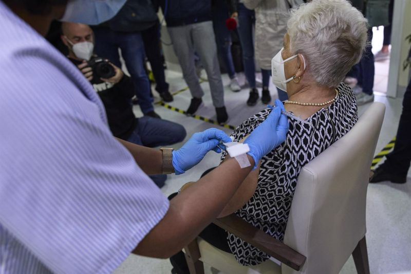 Foto 1 - Las vacunas reducen a una quinta parte las muertes por covid en residencias de mayores en 2021