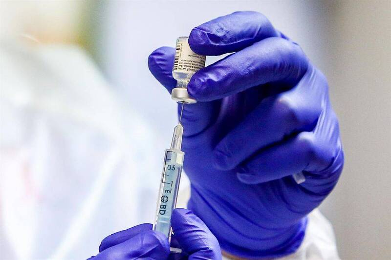 Foto 1 - La ministra destaca los "buenos resultados" de la vacuna española de Hipra ante la variante ómicron
