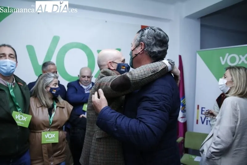 Celebración en la sede de Vox en Salamanca por los dos procuradores logrados en la provincia. Fotos de David Sañudo