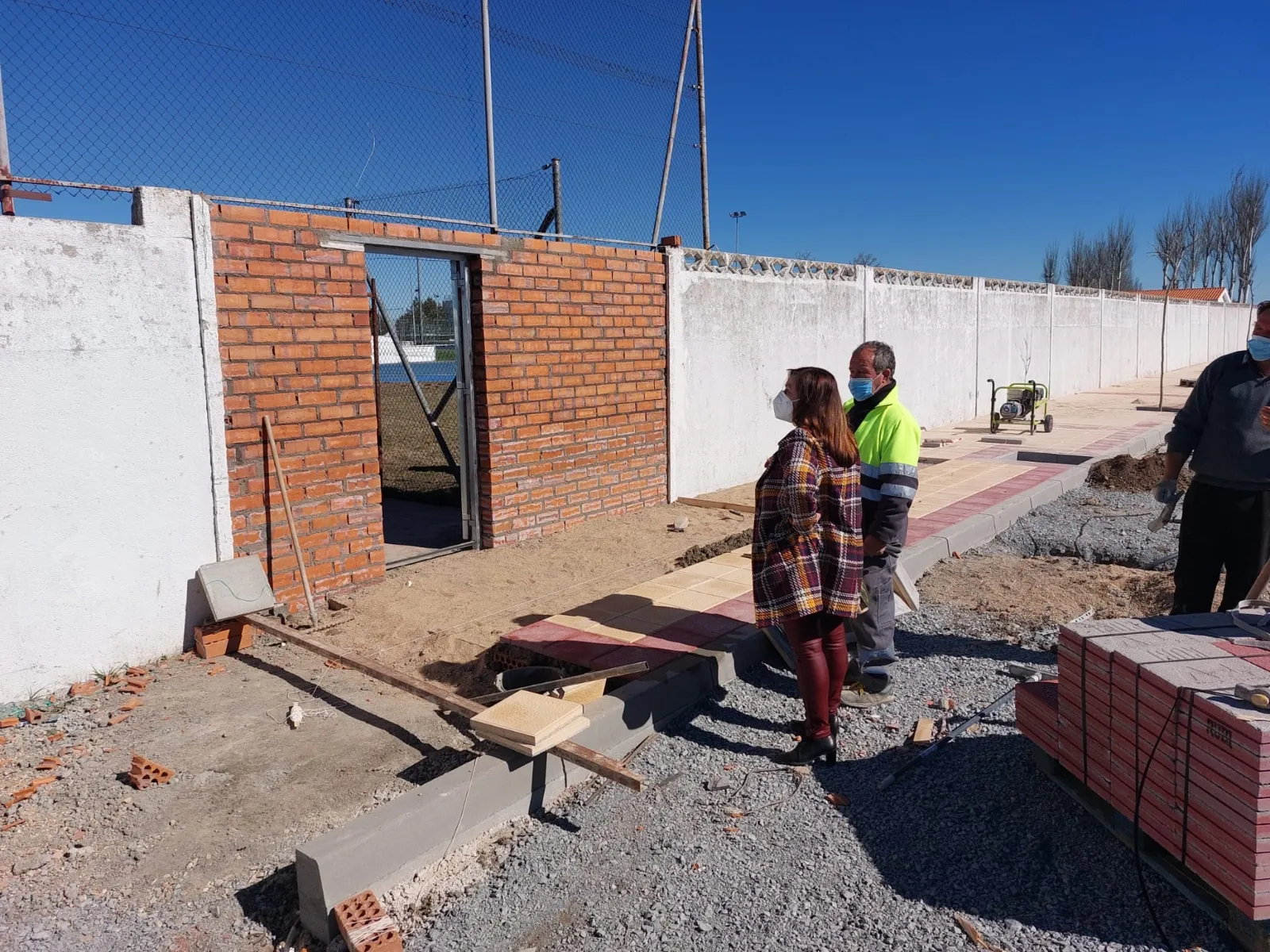 La alcaldesa de Peñaranda, Carmen Ávila, y el concejal de Urbanismo, Antonio Poveda, en la calle Santa Águeda y los nuevos accesos a las pistas polideportivas
