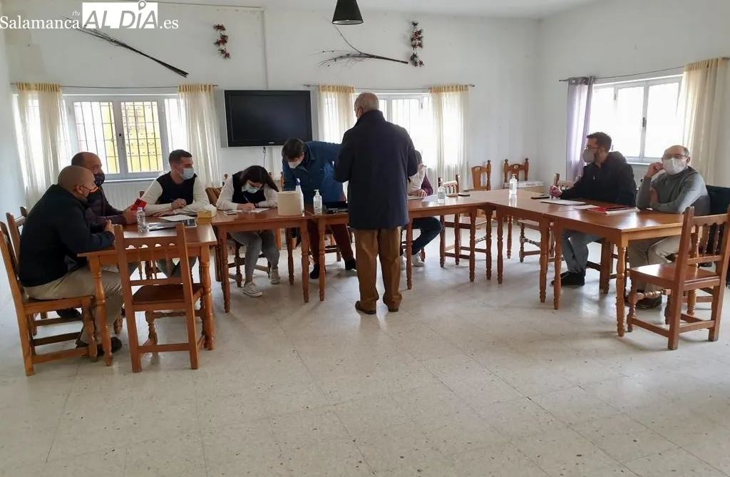 La jornada electoral se vive con normalidad en Cantalpino, donde jóvenes como Marina Dueñas se ha estrenado hoy como votante