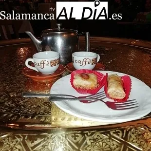 Café árabe con todo y dulces