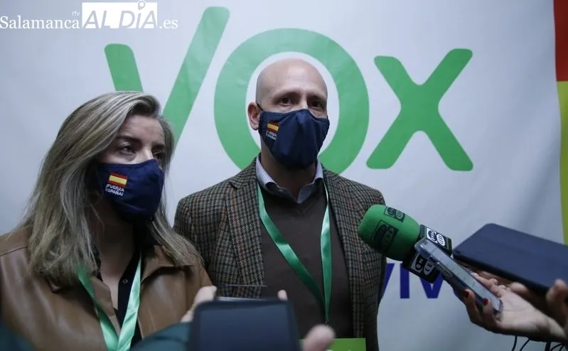 Celebración en la sede de Vox en Salamanca por los dos procuradores logrados en la provincia. Fotos de David Sañudo