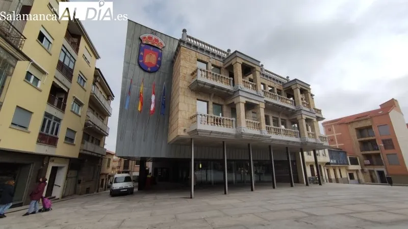 El nuevo escudo municipal ya luce en la fachada del Ayuntamiento de la villa | KR
