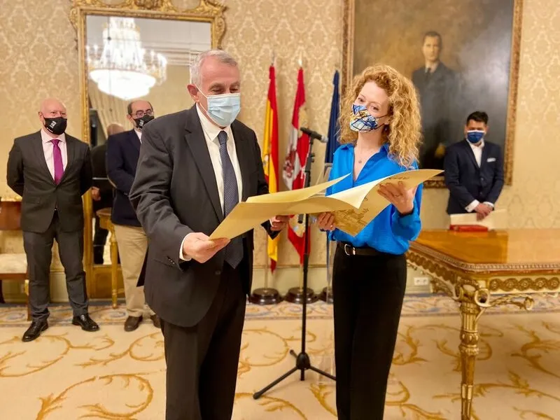 Acto de entrega de los títulos de Huésped Distinguido en el Ayuntamiento de Salamanca