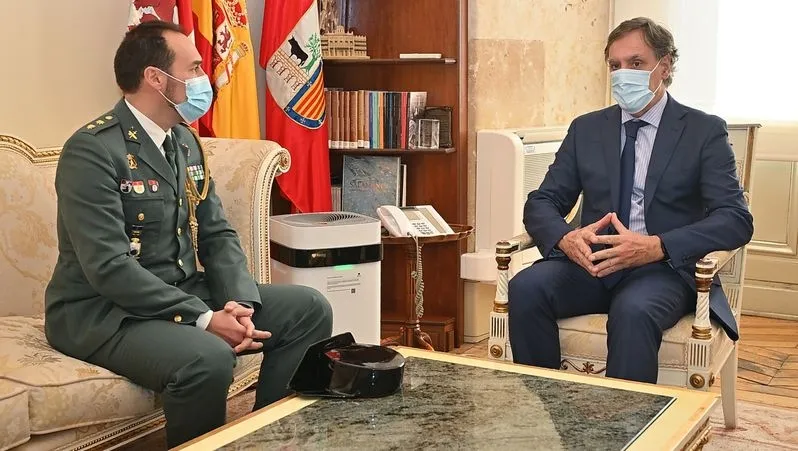 El alcalde, Carlos García Carbayo, en su encuentro con el nuevo jefe de la Comandancia de la Guardia Civil de Salamanca, Pedro Merino Castro