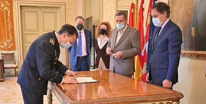 Alejandro Herrero Zarzuela en su toma de posesión como nuevo intendente de la Policía Local de Salamanca