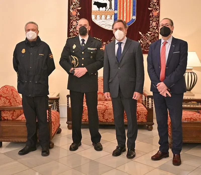 Visita de Luis Jesús Esteban, comisario jefe de la Policía Nacional en Salamanca, al Ayuntamiento, donde se ha encontrado con el alcalde, Carlos García Carbayo
