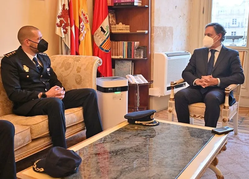 Visita de Luis Jesús Esteban, comisario jefe de la Policía Nacional en Salamanca, al Ayuntamiento, donde se ha encontrado con el alcalde, Carlos García Carbayo