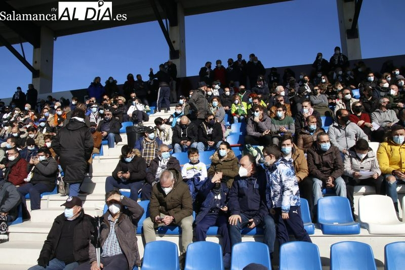 Aficionados salmantinos en el campo de fútbol Reina Sofía