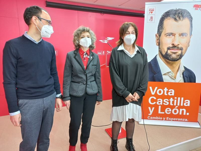 De izq. a dcha., David Serrada, María Luisa Carcedo y Carmen García, en la sede del PSOE de Salamanca