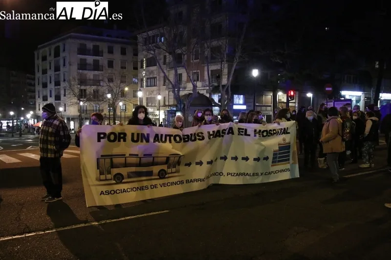 Foto 13 - Vecinos de Pizarrales, Barrio Blanco y Capuchinos salen a la calle para pedir una l&iacute;nea de bus a los hospitales 