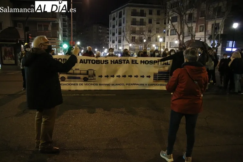 Foto 12 - Vecinos de Pizarrales, Barrio Blanco y Capuchinos salen a la calle para pedir una l&iacute;nea de bus a los hospitales 