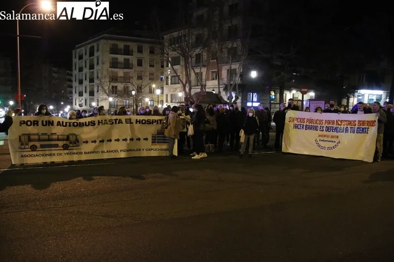 Foto 10 - Vecinos de Pizarrales, Barrio Blanco y Capuchinos salen a la calle para pedir una l&iacute;nea de bus a los hospitales 