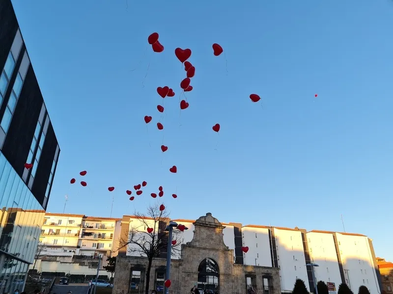 Suelta de globos y animación en la jornada organizada por Corazones Guerreros