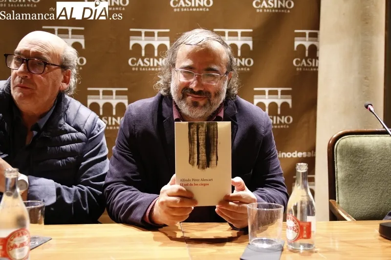 Acto de presentación del libro 'El sol de los ciegos', de Alencart, en el Casino de Salamanca. Fotos: David Sañudo