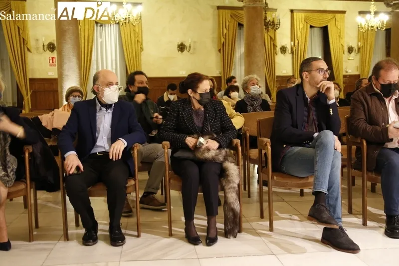 Acto de presentación del libro 'El sol de los ciegos', de Alencart, en el Casino de Salamanca. Fotos: David Sañudo