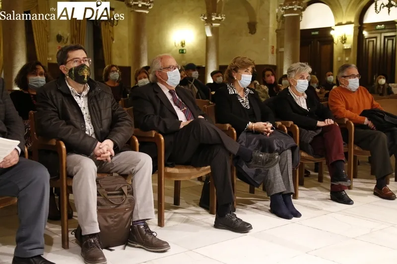 Acto de presentación del libro 'El sol de los ciegos', de Alencart, en el Casino de Salamanca. Fotos: David Sañudo