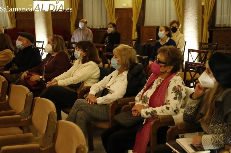 Acto de presentación del libro 'El sol de los ciegos', de Alencart, en el Casino de Salamanca. Fotos: David Sañudo