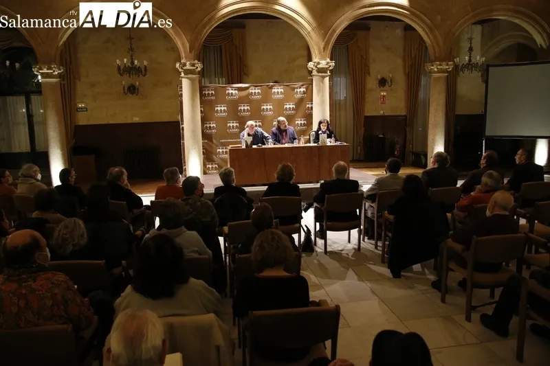 Acto de presentación del libro 'El sol de los ciegos', de Alencart, en el Casino de Salamanca. Fotos: David Sañudo