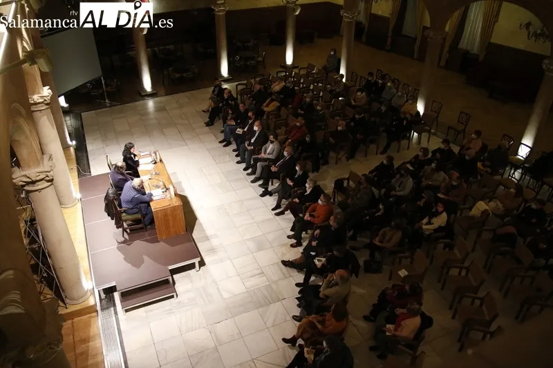Acto de presentación del libro 'El sol de los ciegos', de Alencart, en el Casino de Salamanca. Fotos: David Sañudo