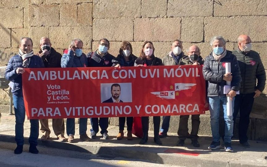 Los candidatos del PSOE a las Cortes lucieron una pancarta reivindicando la UVI móvil para la comarca de Vitigudino