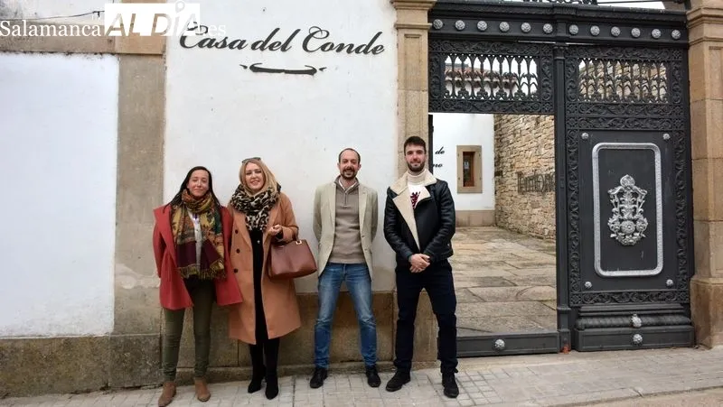El Conde, su familia y los concejales ante la fachada de la Casa de los Conde de Lumbrales