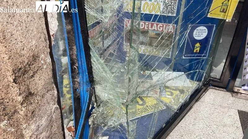 Estado de los escaparates afectados por este siniestro en la Gran Vía