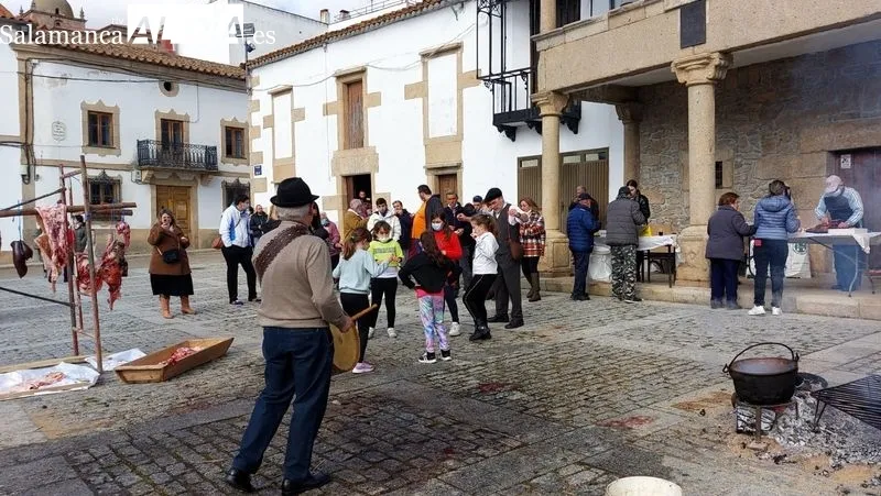 La Plaza Mayor de Lumbrales ha acogido una animada fiesta de la matanza