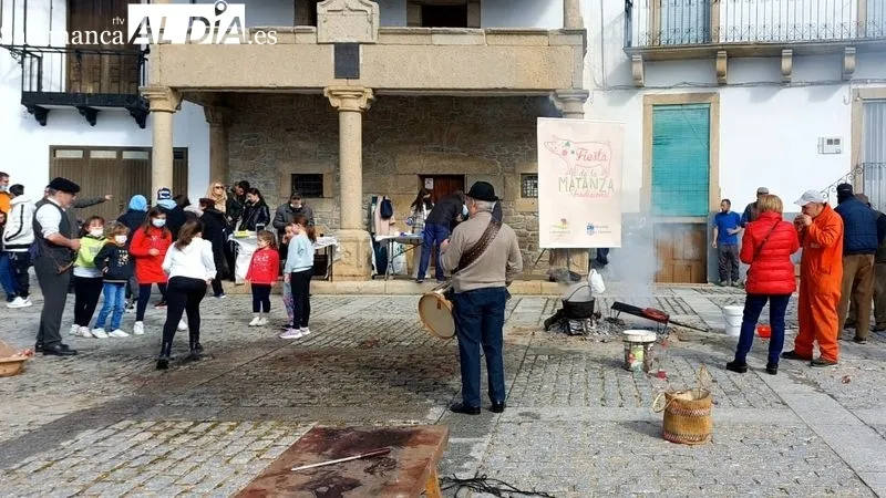 La Plaza Mayor de Lumbrales ha acogido una animada fiesta de la matanza