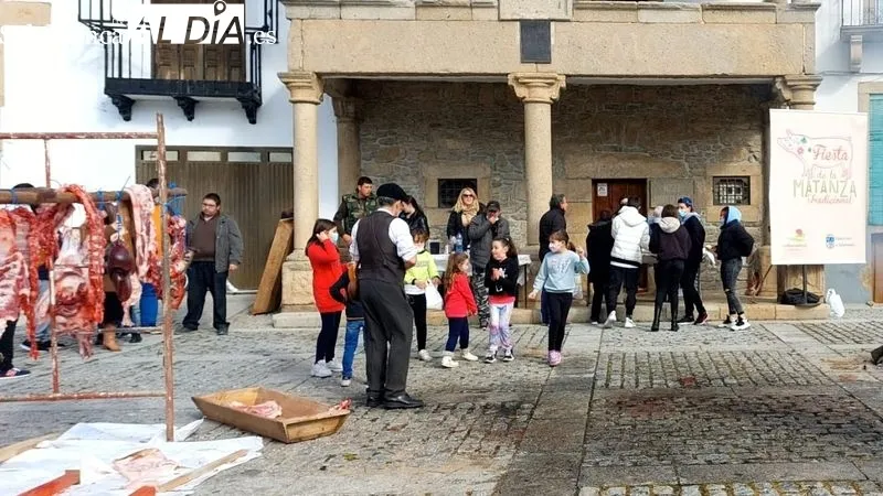 La Plaza Mayor de Lumbrales ha acogido una animada fiesta de la matanza
