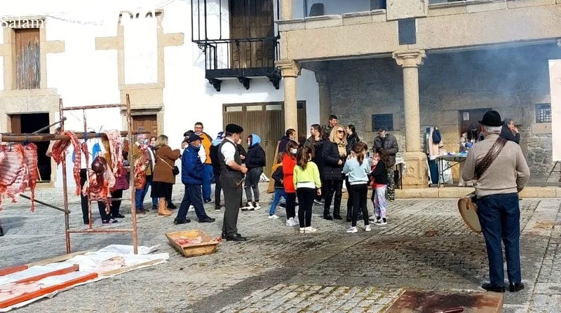 La Plaza Mayor de Lumbrales ha acogido una animada fiesta de la matanza