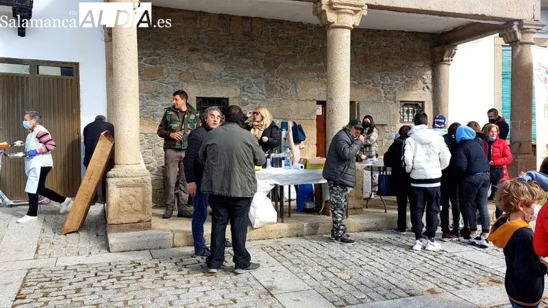 La Plaza Mayor de Lumbrales ha acogido una animada fiesta de la matanza