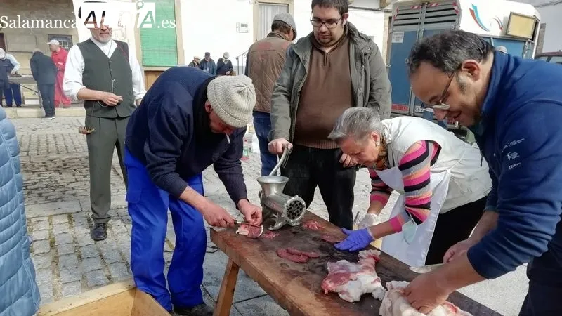 La Plaza Mayor de Lumbrales ha acogido una animada fiesta de la matanza