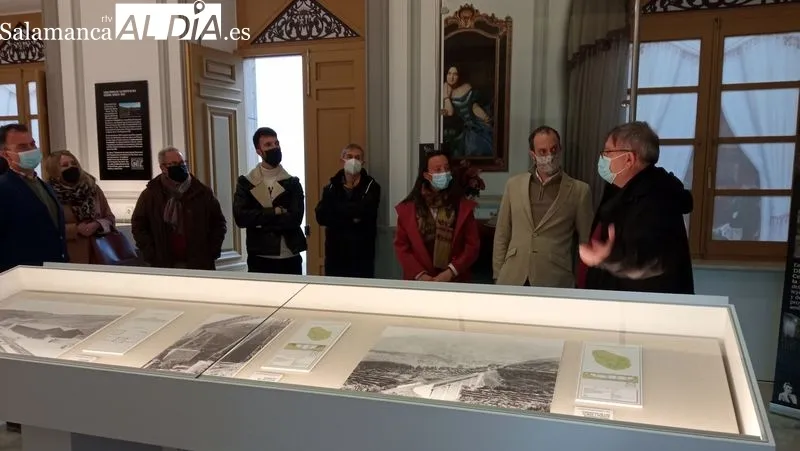 El Conde, su familia y los concejales ante la fachada de la Casa de los Conde de Lumbrales