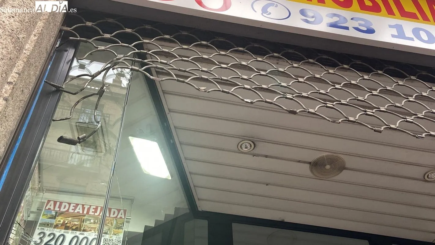 Estado de los escaparates afectados por este siniestro en la Gran Vía