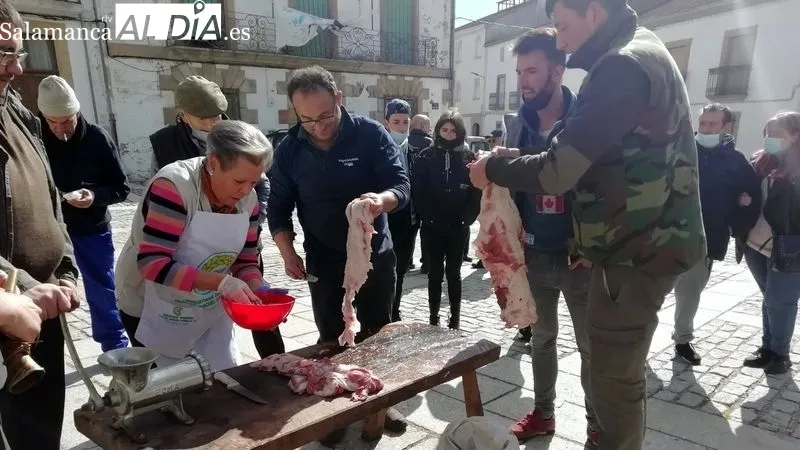 La Plaza Mayor de Lumbrales ha acogido una animada fiesta de la matanza