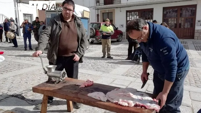 La Plaza Mayor de Lumbrales ha acogido una animada fiesta de la matanza