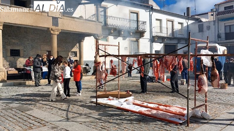 La Plaza Mayor de Lumbrales ha acogido una animada fiesta de la matanza
