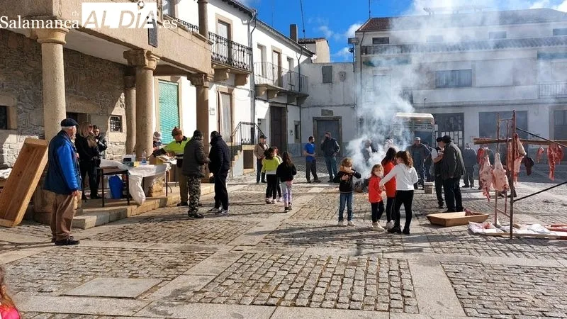 La Plaza Mayor de Lumbrales ha acogido una animada fiesta de la matanza