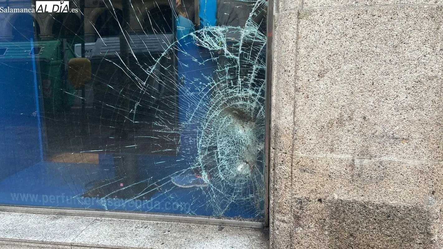 Estado de los escaparates afectados por este siniestro en la Gran Vía