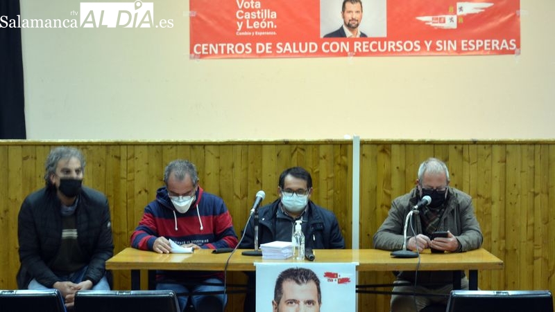Los candidatos del PSOE a las Cortes de Castilla y León estuvieron acompañados por concejales y simpatizantes de Lumbrales