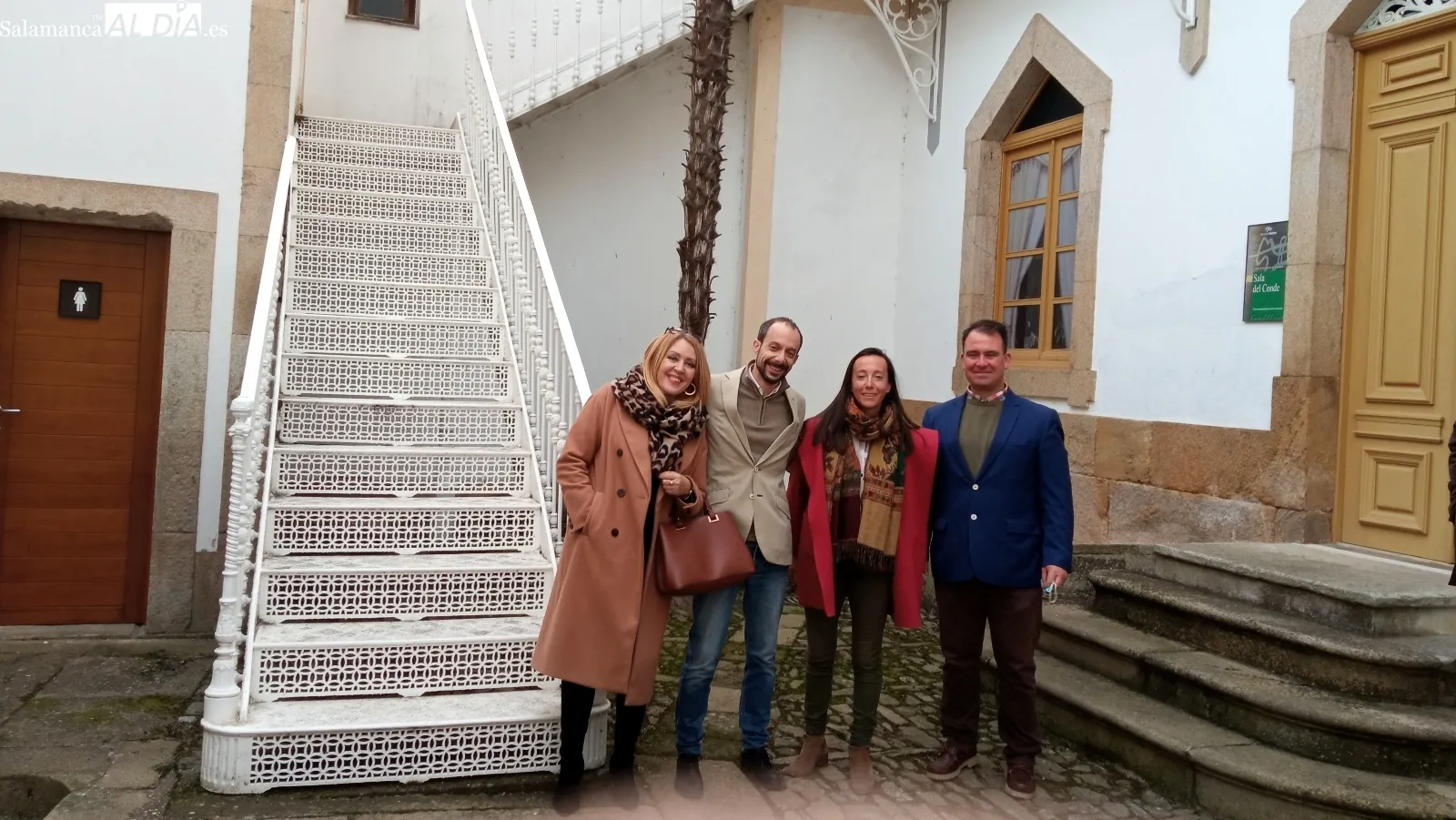 El Conde, su familia y los concejales ante la fachada de la Casa de los Conde de Lumbrales